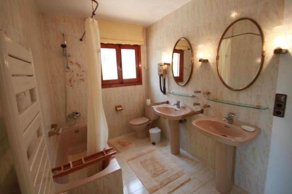 Chrisuli - Well Furnished Villa With Panoramic Views In Морайра Номер фото